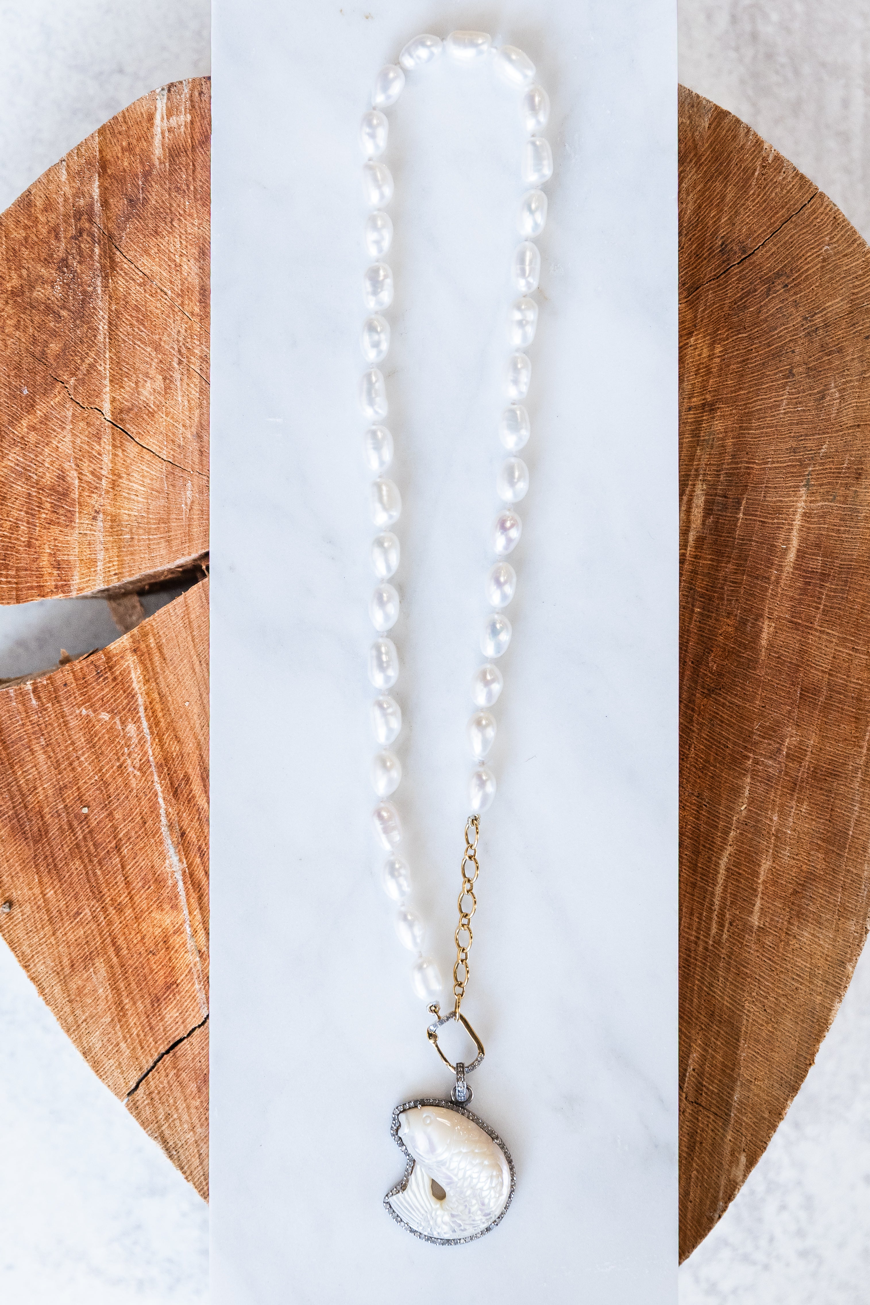 Mother of Pearl Fish Pendant (y10358B)