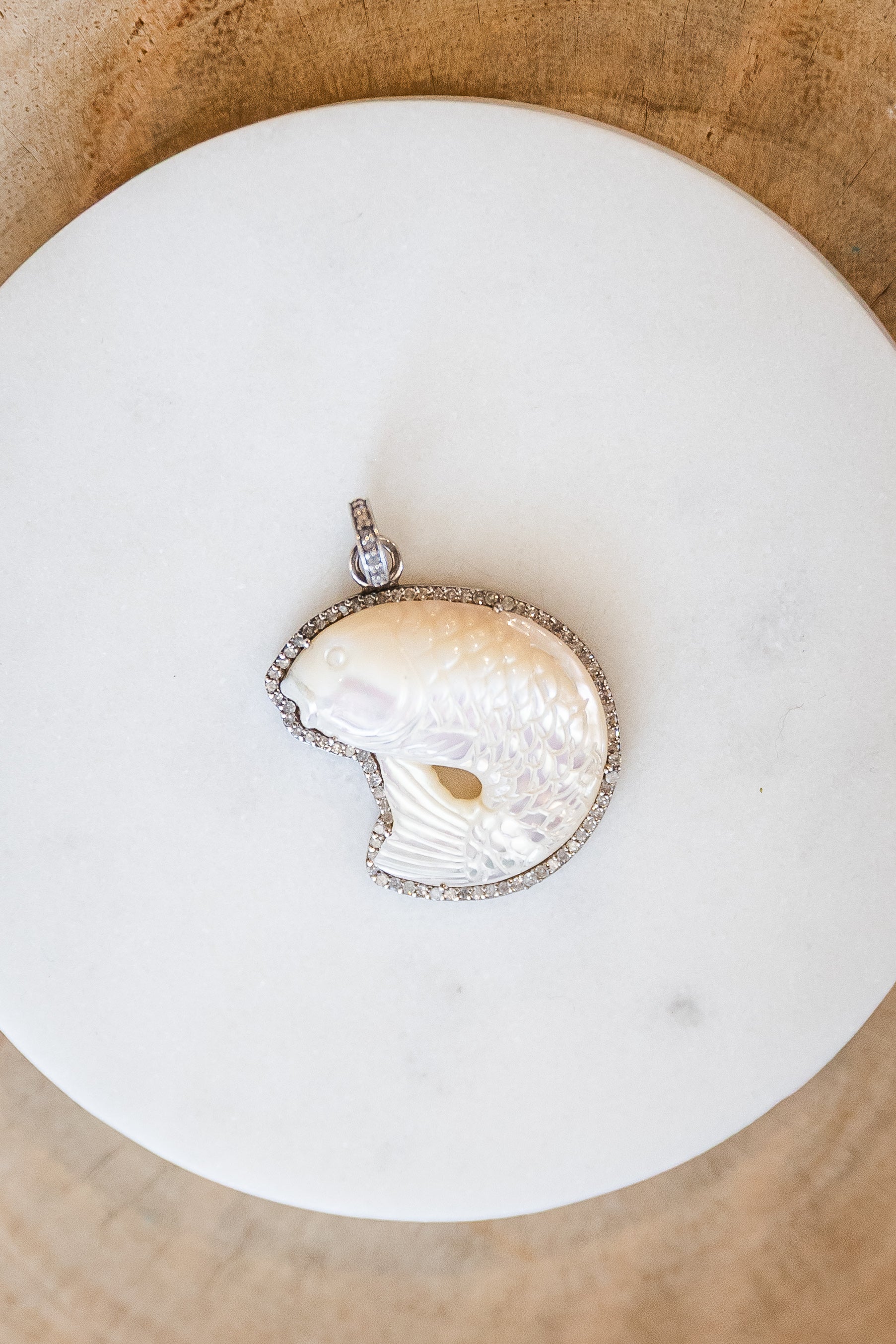 Mother of Pearl Fish Pendant (y10358B)