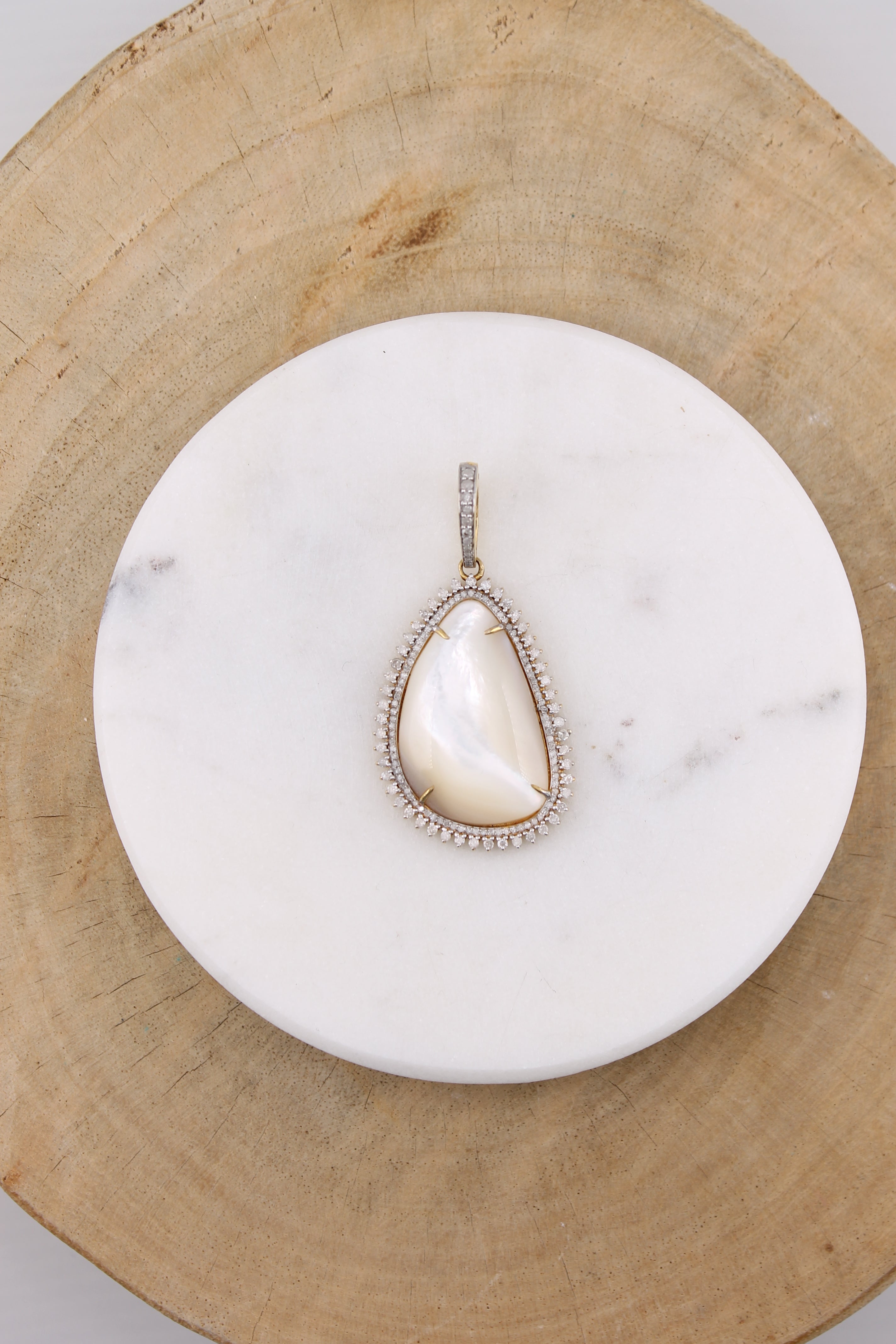 Mother of Pearl Oblong Pendant (y10867B)