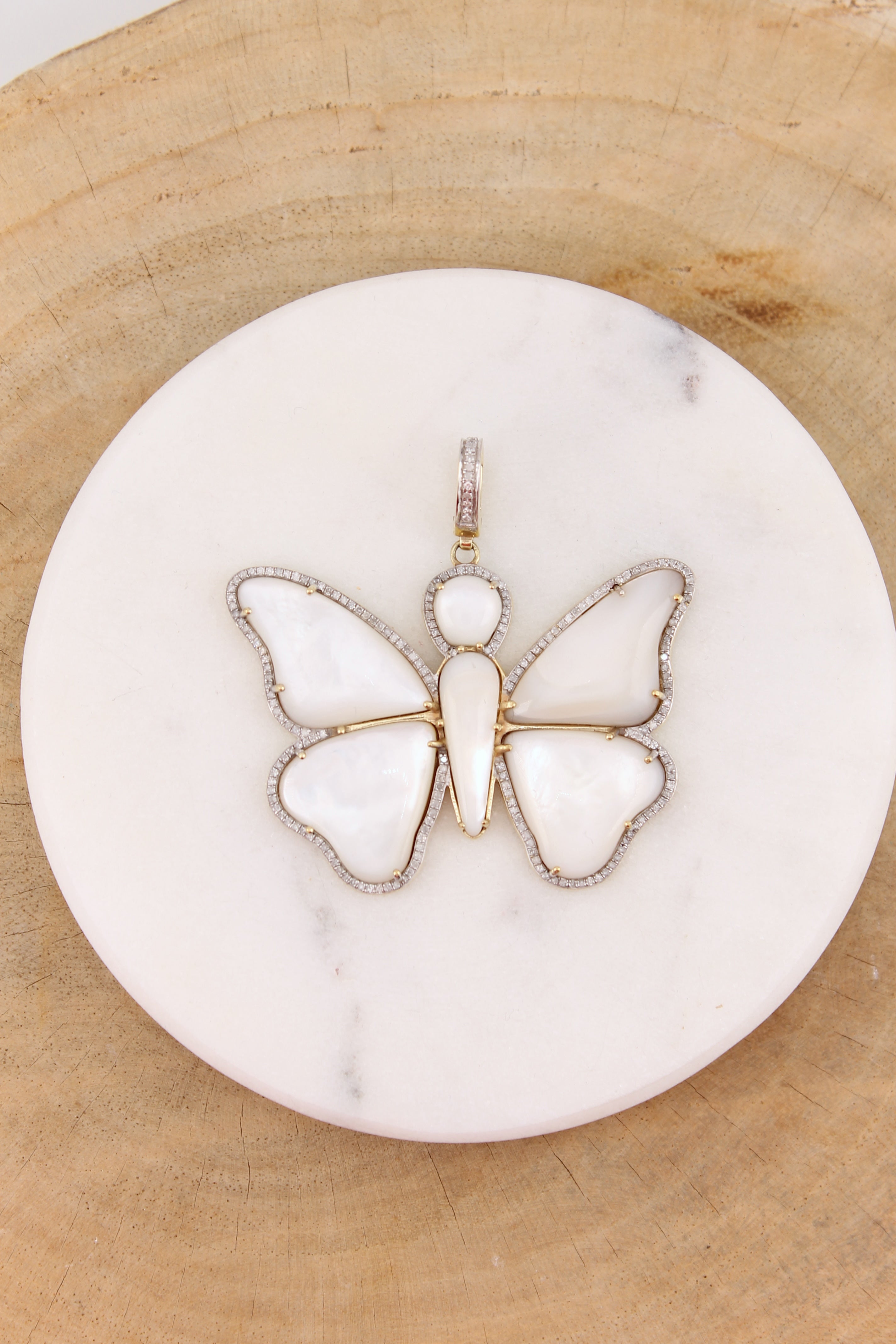 Mother of Pearl Butterfly Pendant (y10996B)