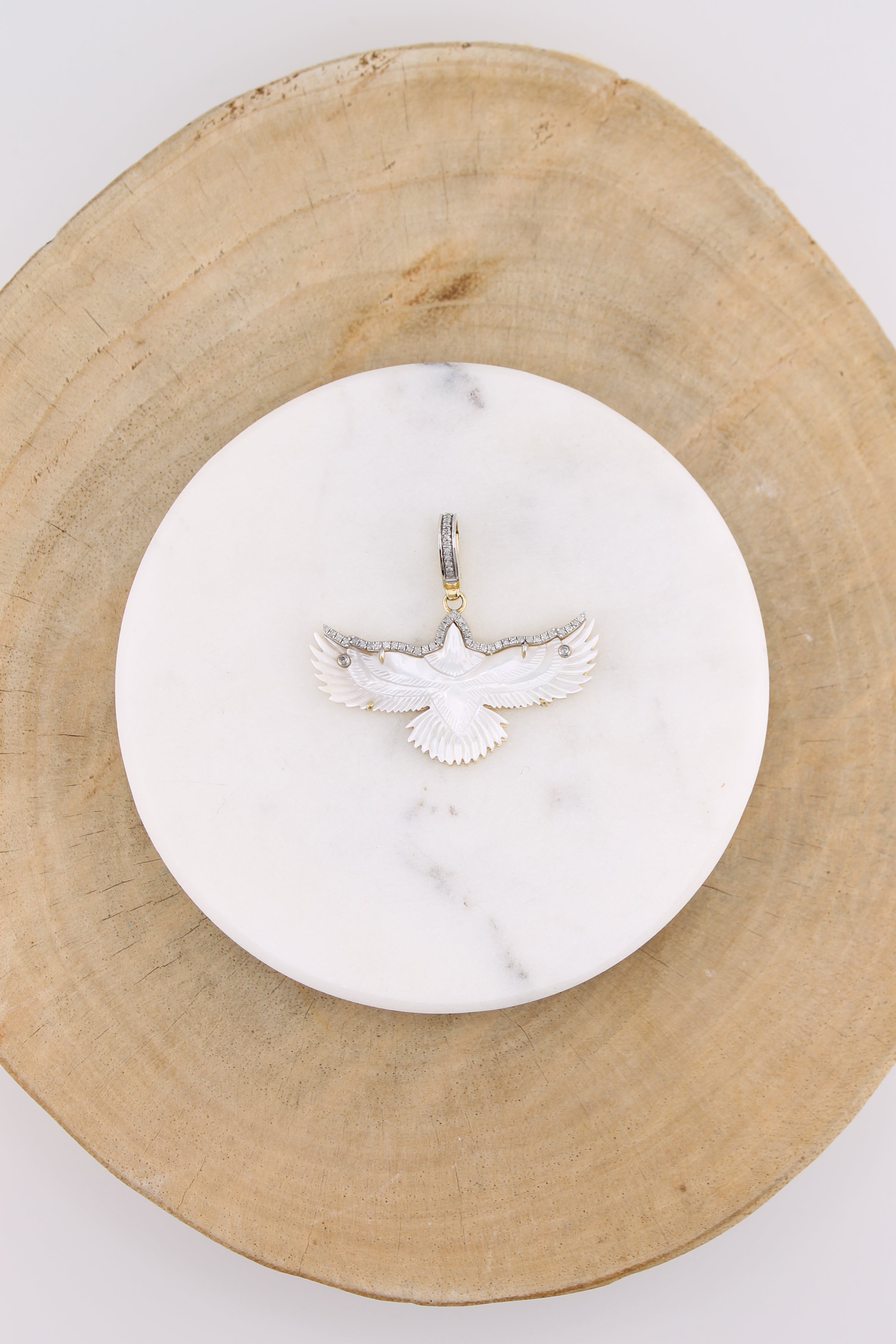 Mother of Pearl Carved Bird Pendant (y10432b)